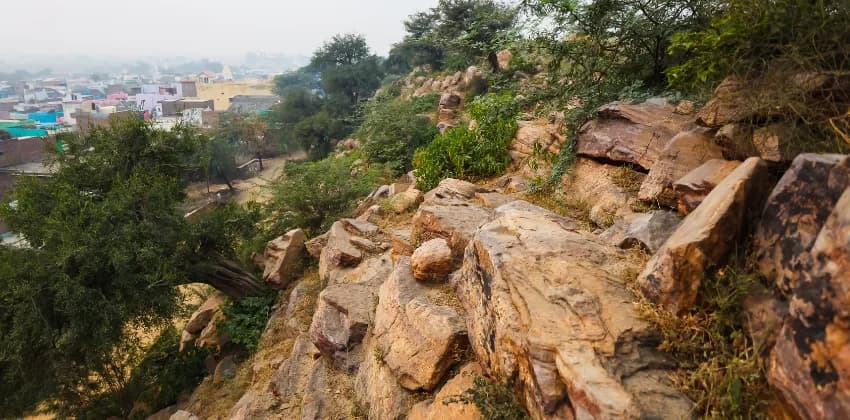 Govardhan Hill: History, Parikrama Timings, Distance, Route, Location and Complete Guide